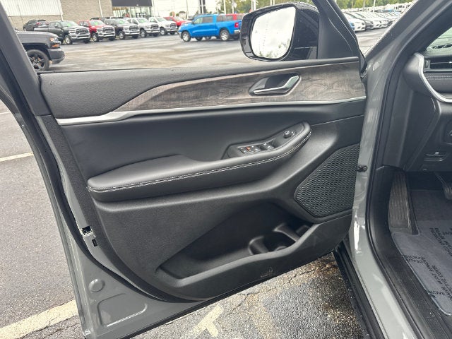 2027 Jeep Grand Cherokee Laredo Altitude