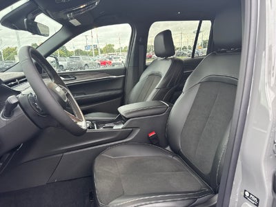2027 Jeep Grand Cherokee Laredo Altitude