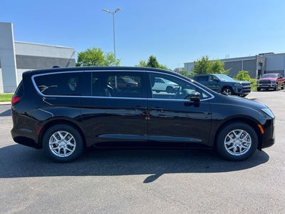 2027 Chrysler Pacifica Select
