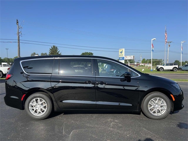 2025 Chrysler Voyager VOYAGER LX
