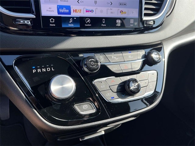 2025 Chrysler Voyager VOYAGER LX