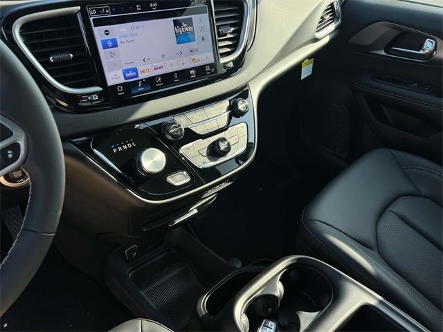 2025 Chrysler Voyager VOYAGER LX