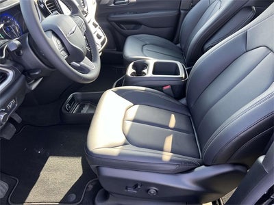 2025 Chrysler Voyager VOYAGER LX